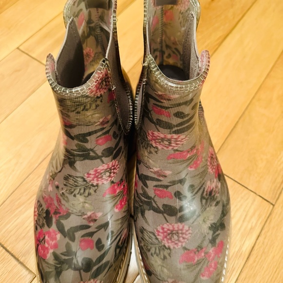 Cougar Kensington waterproof Chelsea boot.
Size 6 used - Picture 5 of 10